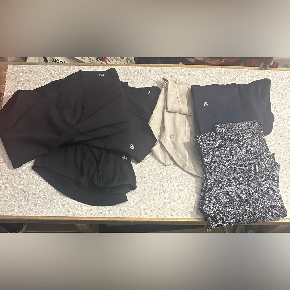 6 Pairs of Lululemon SIZE4 MiX! 3Tops & 3Leggings  (LIKE NEW)